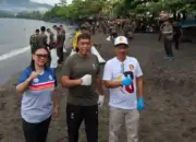 Sinergi Bersihkan Pesisir Manado, Pemprov Sulut Bersama TNI Rangkul Masyarakat Sekitar