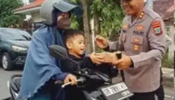 Berbagi Kebaikan di Bulan Ramadan, Kapolres Kotamobagu Bersama Jajaran Bagikan Takjil kepada Masyarakat