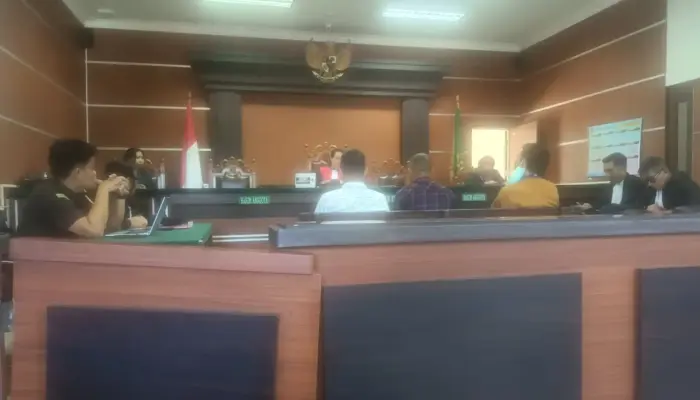 Bart Assa dan Archa Pamikiran “Mangkir” di Persidangan, Majelis Hakim Minta Pekan Depan Jaksa Hadirkan!